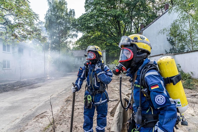 Civil defence exercise scenario, after a drone attack on a residential area, emergency services clear the area, partly under respiratory protection, at the large-scale exercise FÜLEX25, of the THW, Technisches Hilfswerk, Landesverband North Rhine-Westphalia, on 4 weekends over 3500 volunteers from the 127 North Rhine-Westphalia local associations practice many different deployment scenarios, from the field of disaster control and civil defence