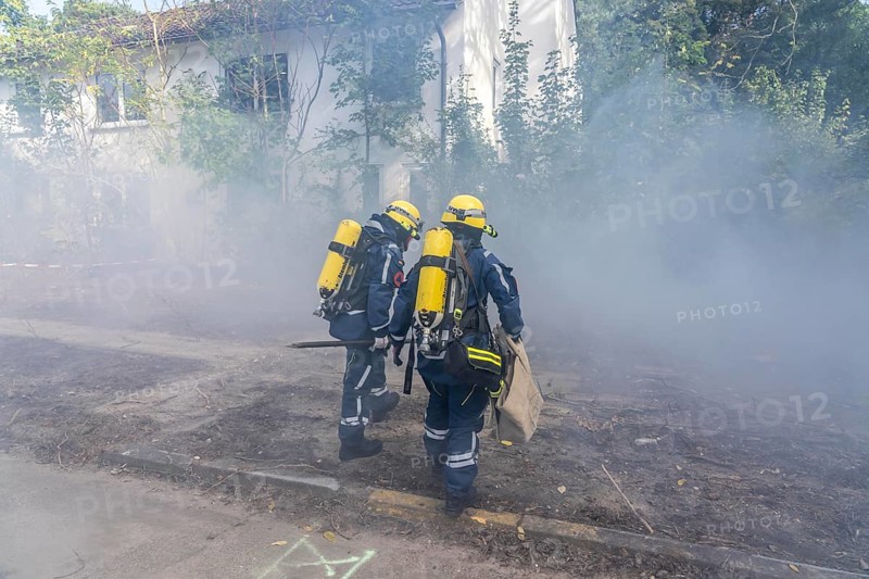 Civil defence exercise scenario, after a drone attack on a residential area, emergency services clear the area, partly under respiratory protection, at the large-scale exercise FÜLEX25, of the THW, Technisches Hilfswerk, Landesverband North Rhine-Westphalia, on 4 weekends over 3500 volunteers from the 127 North Rhine-Westphalia local associations practice many different deployment scenarios, from the field of disaster control and civil defence