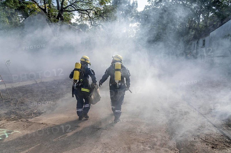 Civil defence exercise scenario, after a drone attack on a residential area, emergency services clear the area, partly under respiratory protection, at the large-scale exercise FÜLEX25, of the THW, Technisches Hilfswerk, Landesverband North Rhine-Westphalia, on 4 weekends over 3500 volunteers from the 127 North Rhine-Westphalia local associations practice many different deployment scenarios, from the field of disaster control and civil defence