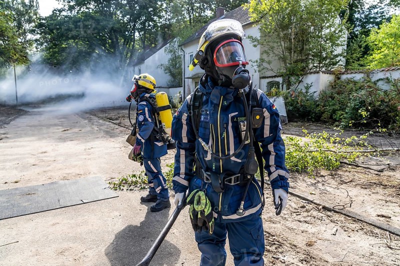 Civil defence exercise scenario, after a drone attack on a residential area, emergency services clear the area, partly under respiratory protection, at the large-scale exercise FÜLEX25, of the THW, Technisches Hilfswerk, Landesverband North Rhine-Westphalia, on 4 weekends over 3500 volunteers from the 127 North Rhine-Westphalia local associations practice many different deployment scenarios, from the field of disaster control and civil defence