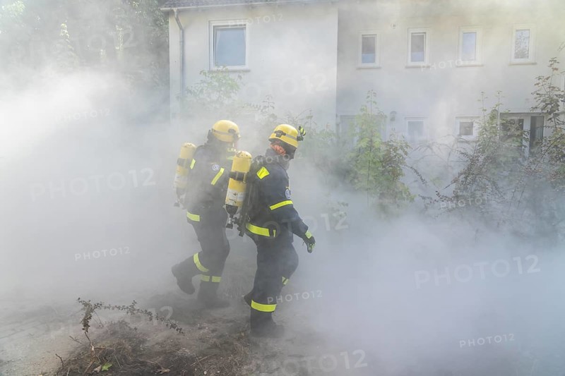 Civil defence exercise scenario, after a drone attack on a residential area, emergency services clear the area, partly under respiratory protection, at the large-scale exercise FÜLEX25, of the THW, Technisches Hilfswerk, Landesverband North Rhine-Westphalia, on 4 weekends over 3500 volunteers from the 127 North Rhine-Westphalia local associations practice many different deployment scenarios, from the field of disaster control and civil defence