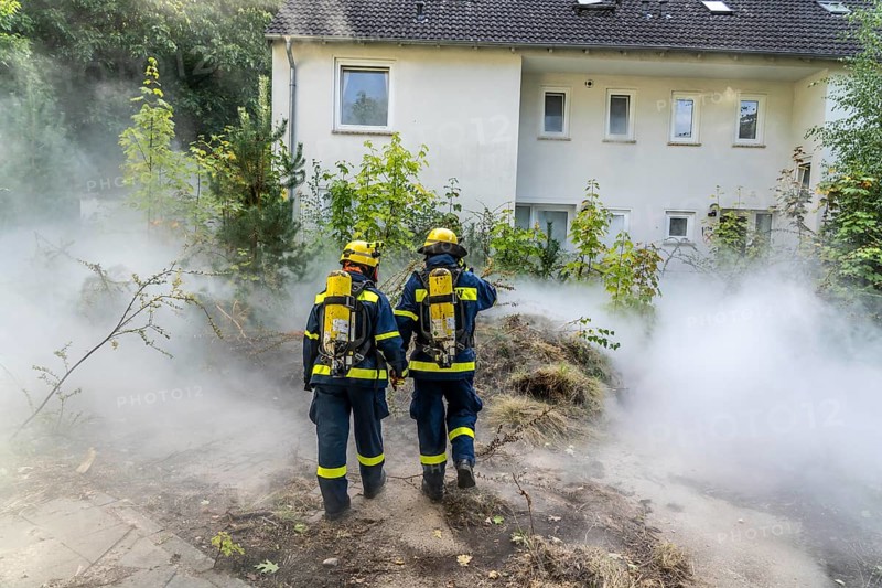 Civil defence exercise scenario, after a drone attack on a residential area, emergency services clear the area, partly under respiratory protection, at the large-scale exercise FÜLEX25, of the THW, Technisches Hilfswerk, Landesverband North Rhine-Westphalia, on 4 weekends over 3500 volunteers from the 127 North Rhine-Westphalia local associations practice many different deployment scenarios, from the field of disaster control and civil defence