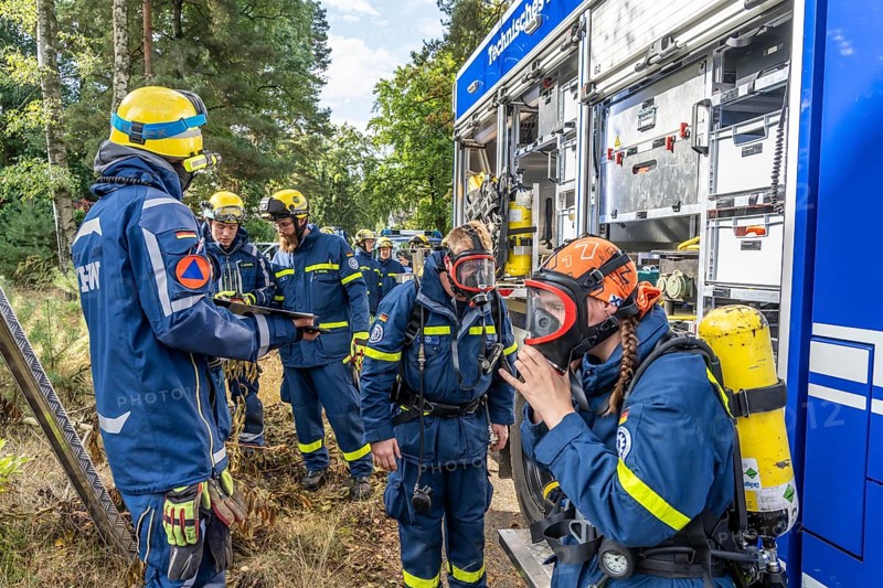 Civil defence exercise scenario, after a drone attack on a residential area, emergency services clear the area, partly under respiratory protection, at the large-scale exercise FÜLEX25, of the THW, Technisches Hilfswerk, Landesverband North Rhine-Westphalia, on 4 weekends over 3500 volunteers from the 127 North Rhine-Westphalia local associations practice many different deployment scenarios, from the field of disaster control and civil defence