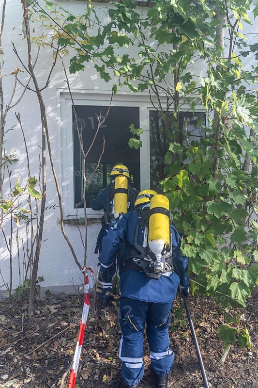 Civil defence exercise scenario, after a drone attack on a residential area, emergency services clear the area, partly under respiratory protection, at the large-scale exercise FÜLEX25, of the THW, Technisches Hilfswerk, Landesverband North Rhine-Westphalia, on 4 weekends over 3500 volunteers from the 127 North Rhine-Westphalia local associations practice many different deployment scenarios, from the field of disaster control and civil defence