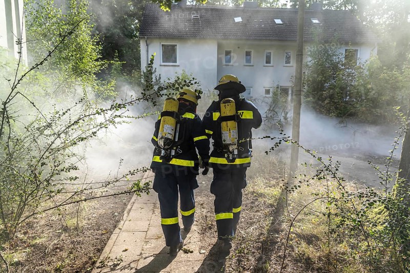 Civil defence exercise scenario, after a drone attack on a residential area, emergency services clear the area, partly under respiratory protection, at the large-scale exercise FÜLEX25, of the THW, Technisches Hilfswerk, Landesverband North Rhine-Westphalia, on 4 weekends over 3500 volunteers from the 127 North Rhine-Westphalia local associations practice many different deployment scenarios, from the field of disaster control and civil defence