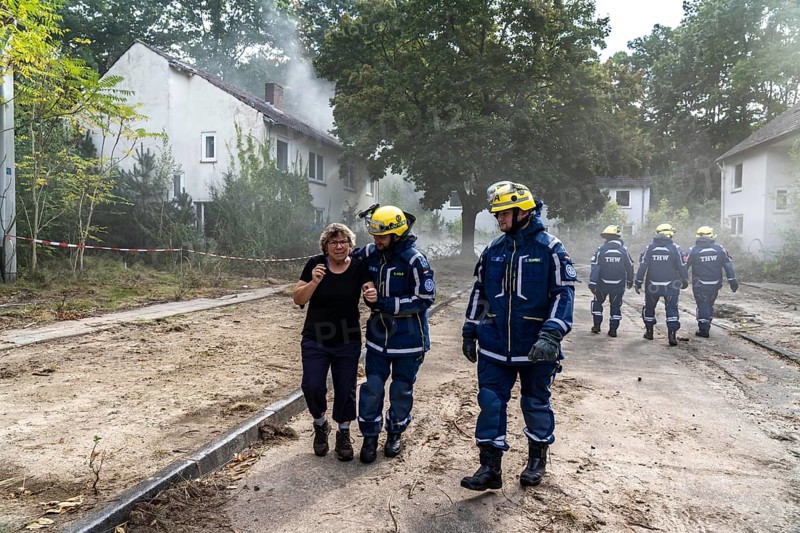 Civil defence exercise scenario, after a drone attack on a residential area, emergency services clear the area, at the large-scale exercise FÜLEX25, of the THW, Technisches Hilfswerk, Landesverband North Rhine-Westphalia, on 4 weekends over 3500 volunteers from the 127 North Rhine-Westphalia local associations practice many different deployment scenarios, from the field of disaster control and civil defence