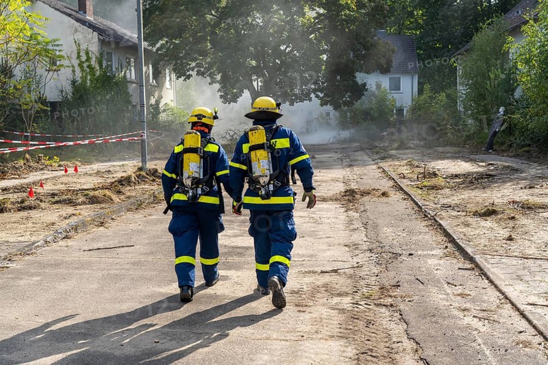 Civil defence exercise scenario, after a drone attack on a residential area, emergency services clear the area, partly under respiratory protection, at the large-scale exercise FÜLEX25, of the THW, Technisches Hilfswerk, Landesverband North Rhine-Westphalia, on 4 weekends over 3500 volunteers from the 127 North Rhine-Westphalia local associations practice many different deployment scenarios, from the field of disaster control and civil defence