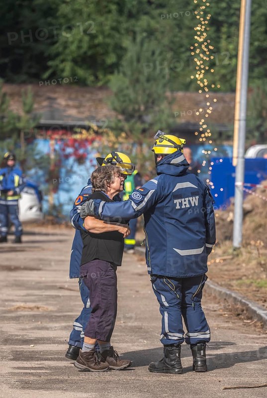 Civil defence exercise scenario, after a drone attack on a residential area, emergency services clear the area, at the large-scale exercise FÜLEX25, of the THW, Technisches Hilfswerk, Landesverband North Rhine-Westphalia, on 4 weekends over 3500 volunteers from the 127 North Rhine-Westphalia local associations practice many different deployment scenarios, from the field of disaster control and civil defence