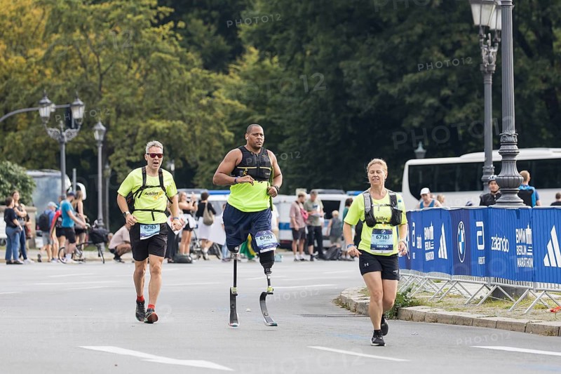 A runner with prosthetic legs on the Großer Stern at the 51st BMW Berlin Marathon 2025 on 21 September 2025