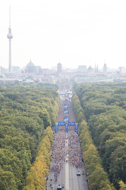 Start on Straße des 17. Juni seen from the Victory Column at the 51st BMW Berlin Marathon 2025 on 21/09/2025