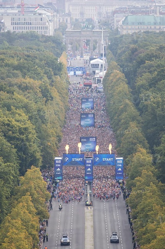 Start on Straße des 17. Juni seen from the Victory Column at the 51st BMW Berlin Marathon 2025 on 21/09/2025