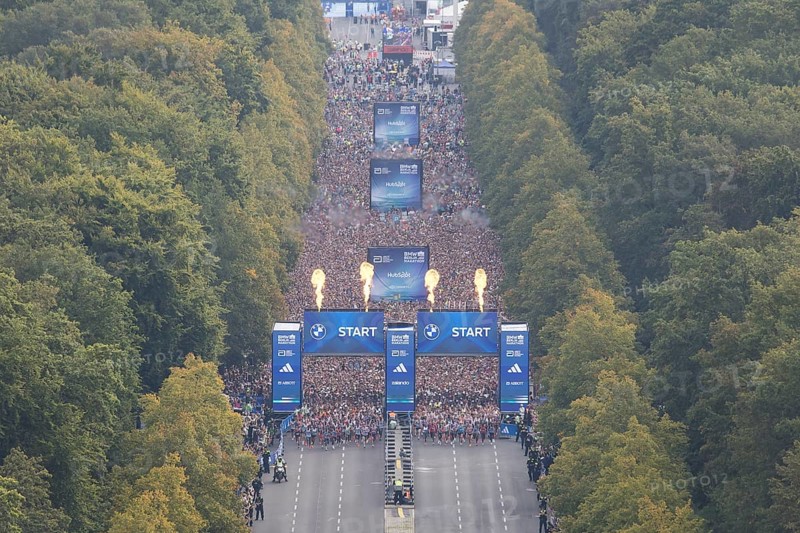 Start on Straße des 17. Juni seen from the Victory Column at the 51st BMW Berlin Marathon 2025 on 21/09/2025