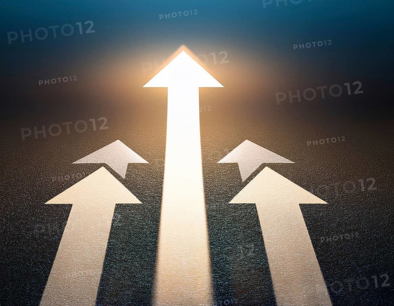 A bold blue arrow pointing upward, surrounded by four silver arrows. Represents leadership, decision-making, and strategic direction. Illuminated by warm light, conveying focus and determination, AI generated