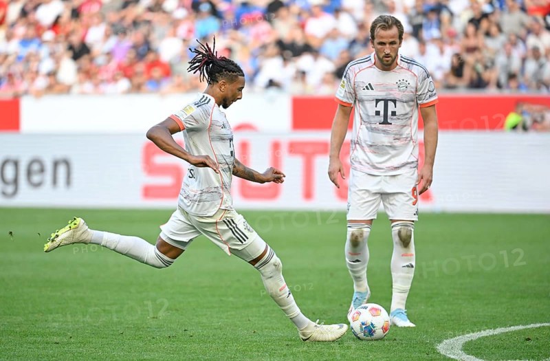 Michael Olise FC Bayern Munich FCB (17) taking a free kick, action Harry Kane FC Bayern Munich FCB (09) Bundesliga, PreZero Arena, Sinsheim, Baden-Württemberg, Germany