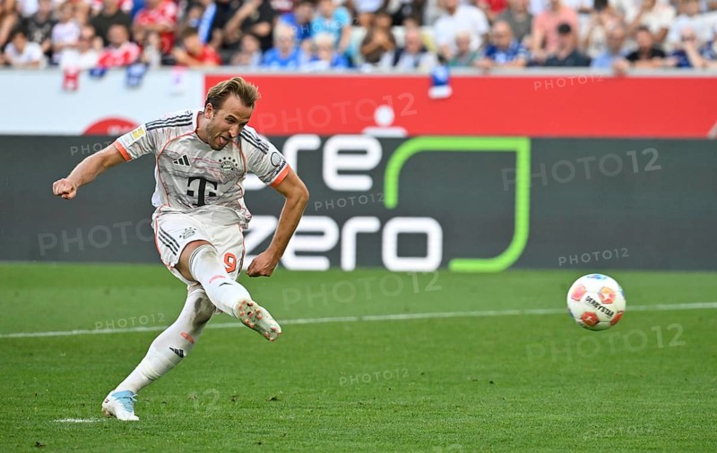 Goal kick Action Goal chance Penalty kick, Penalty kick Harry Kane FC Bayern Munich FCB (09) Fußball Bundesliga, PreZero Arena, Sinsheim, Baden-Württemberg, Germany