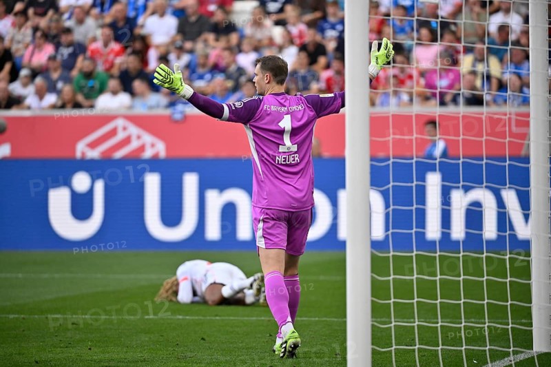 Goalkeeper Manuel Neuer FC Bayern Munich FCB (01) Gesture Gesture Sacha Boey FC Bayern Munich FCB (23) injured Injury Bundesliga football, PreZero Arena, Sinsheim, Baden-Württemberg, Germany