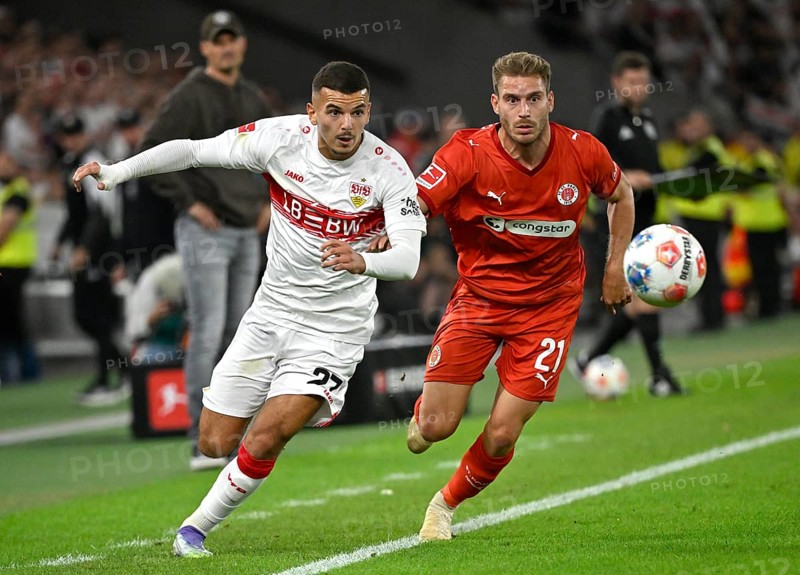 One-on-one, action Badredine Bouanani VfB Stuttgart (27) against Lars Ritzka FC St. Pauli (21) Bundesliga, MHPArena, MHP Arena Stuttgart, Baden-Württemberg, Germany