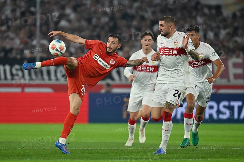 One-on-one, action Mathias Pereira Lage FC St. Pauli (28) against Jeff Chabot VfB Stuttgart (24) Soccer Bundesliga, MHPArena, MHP Arena Stuttgart, Baden-Württemberg, Germany