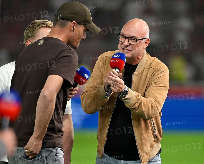 Presenter Frank Buschi Buschmann SKY in interview Microphone Microphone Logo with coach Coach Alexander Blessin FC St. Pauli Football Bundesliga, MHPArena, MHP Arena Stuttgart, Baden-Württemberg, Germany