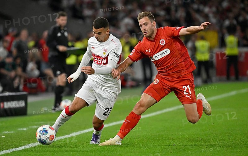 One-on-one, action Badredine Bouanani VfB Stuttgart (27) against Lars Ritzka FC St. Pauli (21) Bundesliga, MHPArena, MHP Arena Stuttgart, Baden-Württemberg, Germany