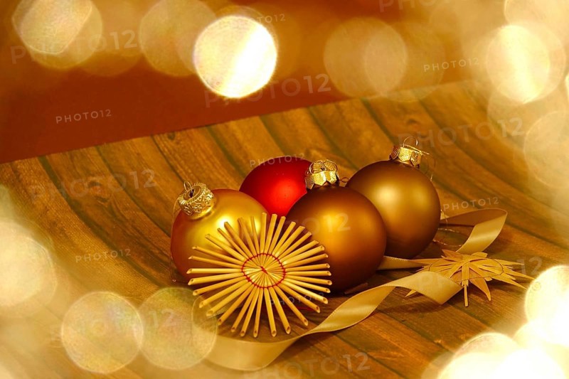 Christmas decoration with home-made straw stars and Christmas tree baubles, Germany
