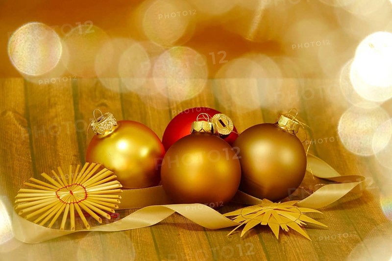 Christmas decoration with home-made straw stars and Christmas tree baubles, Germany