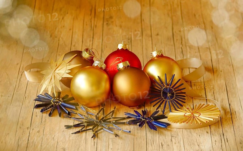 Christmas decoration with home-made straw stars and Christmas tree baubles, Germany