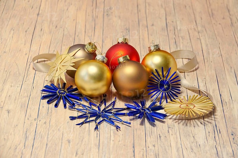 Christmas decoration with home-made straw stars and Christmas tree baubles, Germany