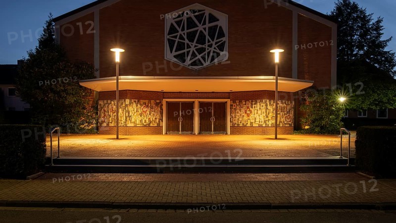 Night shot of the main entrance to the parish church of St Peter and Paul, Neustadt am Rübenberge, Hanover, Lower Saxony, Germany