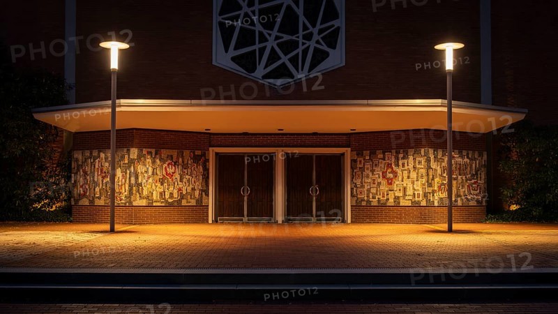 Night shot of the main entrance to the parish church of St Peter and Paul, Neustadt am Rübenberge, Hanover, Lower Saxony, Germany