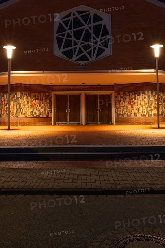 Night shot of the main entrance to the parish church of St Peter and Paul, Neustadt am Rübenberge, Hanover, Lower Saxony, Germany