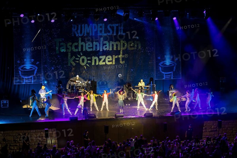 The band Rumpelstil consisting of Jörn Brumme (boss / voc, fl, git), Peter Schenderlein (director / voc, piano, keyb), Blanche Elliz (boss, vic, acc, perc), Max von Thien (leader / voc, drum, perc) with dancers at the 25th Berliner Taschenlampenkonzert at the Berliner Waldbühne on 20.09.2025