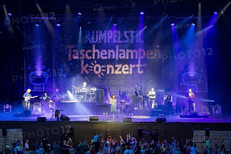 The band Rumpelstil consisting of Jörn Brumme (boss / voc, fl, git), Peter Schenderlein (director / voc, piano, keyb), Blanche Elliz (boss, vic, acc, perc), Max von Thien (leader / voc, drum, perc) at the 25th Berliner Taschenlampenkonzert at the Berliner Waldbühne on 20.09.2025