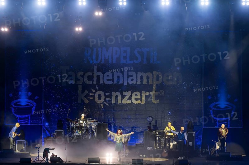 The band Rumpelstil consisting of Jörn Brumme (boss / voc, fl, git), Peter Schenderlein (director / voc, piano, keyb), Blanche Elliz (boss, vic, acc, perc), Max von Thien (leader / voc, drum, perc) at the 25th Berliner Taschenlampenkonzert at the Berliner Waldbühne on 20.09.2025