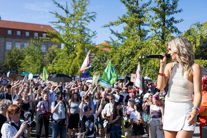 Singer anaïs in front of an audience in Invalidenpark at the demonstration on climate protection organised together with Fridays for Future, Berlin, 20.09.2025