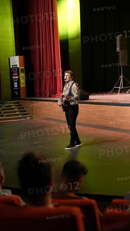 Turkish singer Coskun Sabah performs on stage at Gaziantep University as part of the Türkiye Kültür Yolu Festival. The concert reflects the festival's aim to celebrate music and cultural heritage through live performances across the city, Gaziantep, Gaziantep, Türkiye