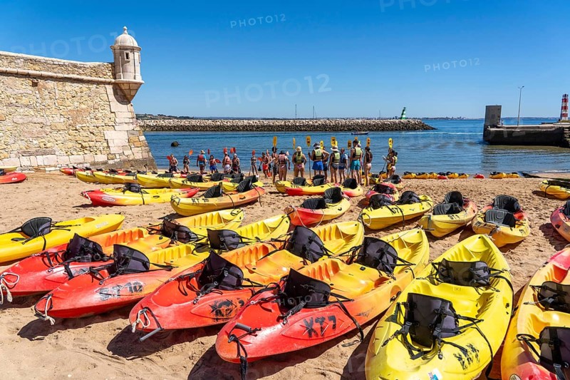 Kayak tours to the rocky coast of Ponta da Piedade, group tours in kayaks on the sea to the rugged coastal landscape, instruction of the participants in the technique of kayaking, from Lagos, in the west of the Algarve, Portugal Forte Ponta da Bandeira