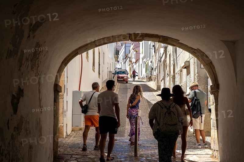 The old town of Lagos, in the passage of the city gate, old city wall, Arco / Porta de São Gonçalo, in the west of the Algarve, Portugal