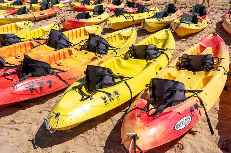 Kayak tours to the rocky coast of Ponta da Piedade, group tours in kayaks on the sea to the rugged coastal landscape, instruction of the participants in the technique of kayaking, from Lagos, in the west of the Algarve, Portugal