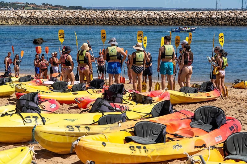 Kayak tours to the rocky coast of Ponta da Piedade, group tours in kayaks on the sea to the rugged coastal landscape, instruction of the participants in the technique of kayaking, from Lagos, in the west of the Algarve, Portugal
