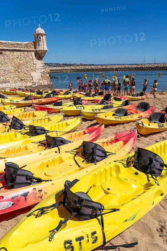 Kayak tours to the rocky coast of Ponta da Piedade, group tours in kayaks on the sea to the rugged coastal landscape, instruction of the participants in the technique of kayaking, from Lagos, in the west of the Algarve, Portugal Forte Ponta da Bandeira