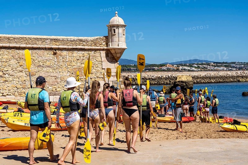 Kayak tours to the rocky coast of Ponta da Piedade, group tours in kayaks on the sea to the rugged coastal landscape, instruction of the participants in the technique of kayaking, from Lagos, in the west of the Algarve, Portugal Forte Ponta da Bandeira