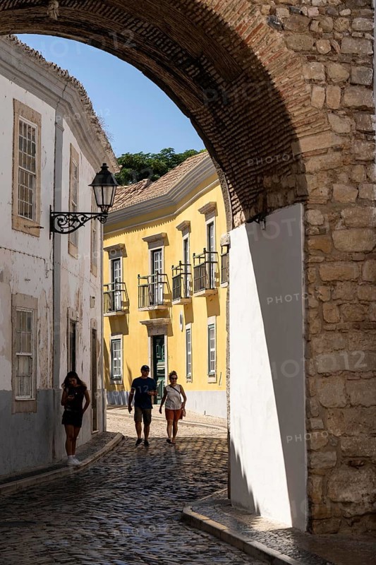 Faro, Old Town Lane, R. do Repouso, Arco do Repouso city gate, Algarve, Portugal
