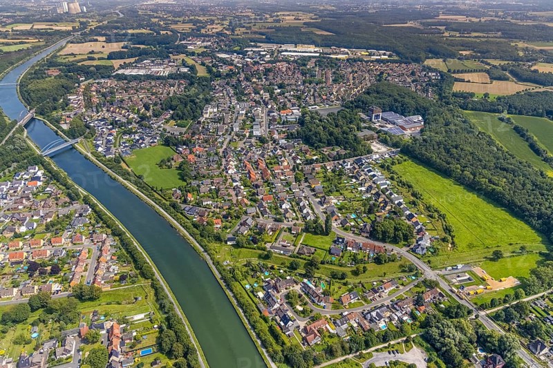 Aerial view, Datteln-Hamm Canal and Rünthe town view, Bergkamen, Ruhr area, North Rhine-Westphalia, Germany, DE, Europe, canal, aerial view, aerial photography, aerial photography, town view, town area, overview, bird's-eye view, overview