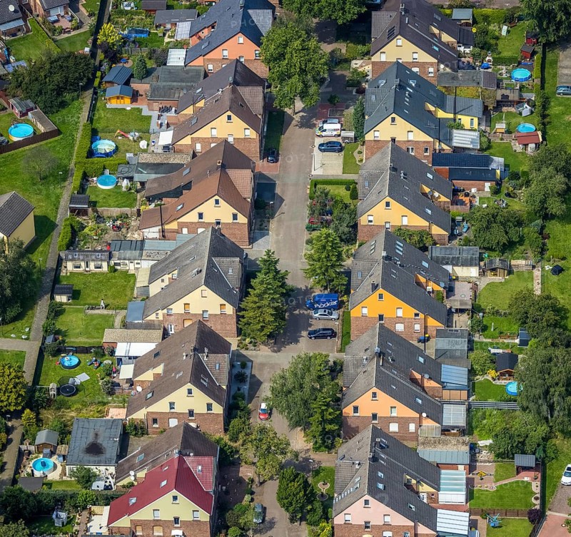 Aerial view, miners' housing estate Glück-Auf-Straße with colourful house facades in Rünthe, Bergkamen, Ruhr area, North Rhine-Westphalia, Germany, workers' housing estate, mining estate, DE, Europe, property tax, real estate, aerial view, aerial photography, aerial photography, overview, bird's-eye view, housing estate, housing and living, residential area, residential buildings, housing quality, residential quarter, housing estate, birds-eyes view, overview