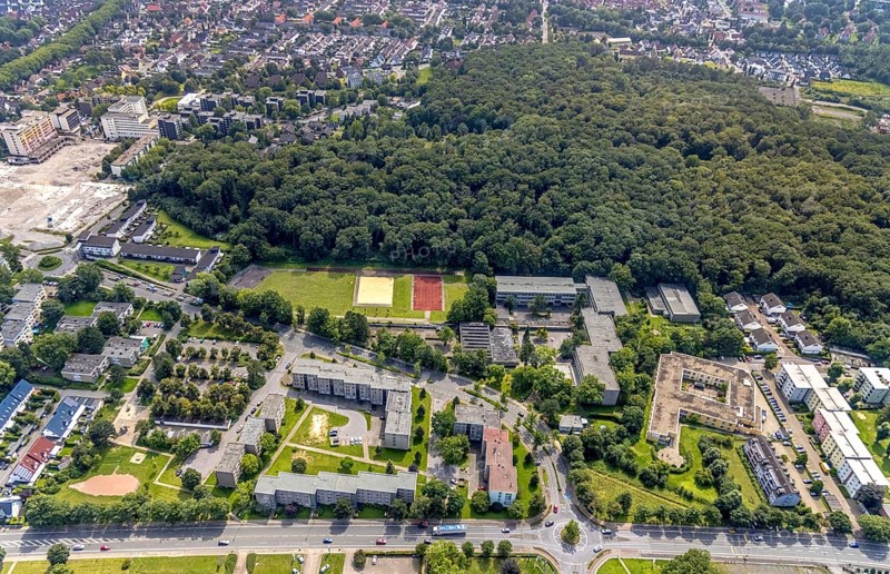 Aerial view, Städt. Gymnasium Bergkamen and Comunita Seniorenhaus Sophia am Waldrand in Weddinghofen, Bergkamen, Ruhr area, North Rhine-Westphalia, Germany, retirement home, nursing home, care and nursing, education, educational institution, DE, Europe, grammar school, aerial view, aerial photography, aerial photography, care facility, school, retirement home, retirement residence, retirement home, senior centre, overview, bird's-eye view, overview