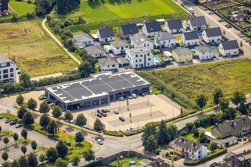 Aerial view, Aldi supermarket with solar roof and new housing estate Büscherstrasse in Bergkamen, Ruhr area, North Rhine-Westphalia, Germany, Bergkamen, DE, shopping markets, shopping square, shopping centre, Europe, property tax, real estate, aerial view, aerial photography, aerial photography, local supply centre, overview, bird's-eye view, residential area, residential buildings, residential quality, residential quarter, housing estate, birds-eyes view, overview