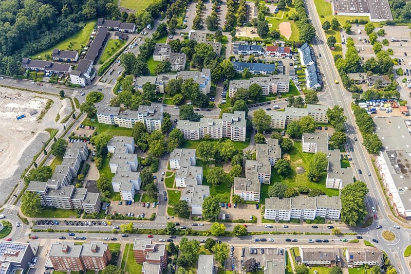 Aerial view, high-rise housing estate Fritz-Erler-Straße, Theodor-Heuss-Straße and Gedächtnisstraße in Weddinghofen, Bergkamen, Ruhr area, North Rhine-Westphalia, Germany, DE, Europe, property tax, high-rise buildings, real estate, aerial view, aerial photography, aerial photography, multi-family houses, terraced houses, overview, bird's-eye view, housing estate, housing and living, residential area, residential buildings, quality of living, residential neighbourhood, housing estate, birds-eyes view, overview