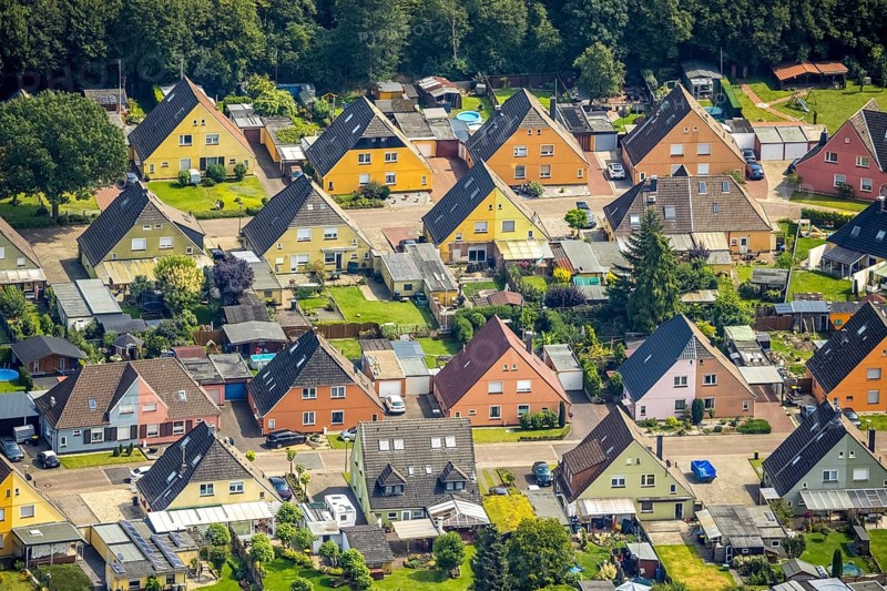 Aerial view, miners' housing estate Querstraße Beverstraße with colourful house facades in Rünthe, Bergkamen, Ruhr area, North Rhine-Westphalia, Germany, workers' housing estate, mining estate, DE, Europe, property tax, real estate, aerial view, aerial photography, aerial photography, overview, bird's eye view, housing estate, housing and living, residential area, residential buildings, quality of living, residential quarter, housing estate, birds-eyes view, overview