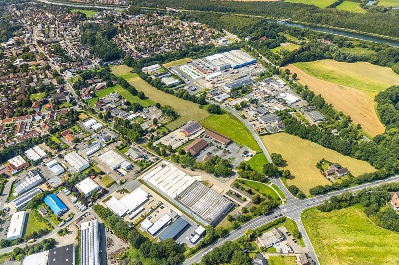 Aerial view, Eurobaustoff Zentrallager Westfalen GmbH and commercial area Rünther Straße in Rünthe, Bergkamen, Ruhr area, North Rhine-Westphalia, Germany, DE, Europe, commercial enterprises, commercial area, commercial park, commercial location, commercial use, industrial area, industrial building, industrial location, aerial photograph, aerial photography, aerial photography, overview, bird's-eye view, birds-eyes view, overview